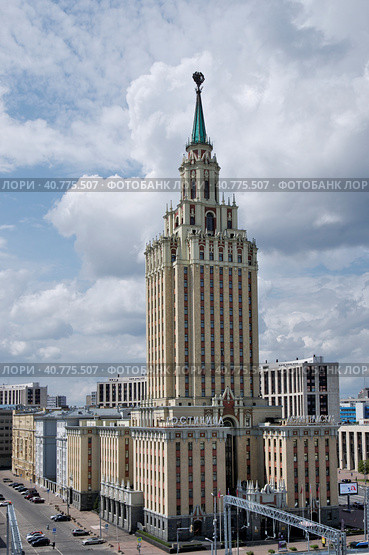 Москва. Гостиница «Ленинградская» (Hilton Moscow Leningradskaya Hotel). Вид со смотровой площадки Казанского вокзала (2023 год). Редакционное фото, фотограф Илюхина Наталья / Фотобанк Лори