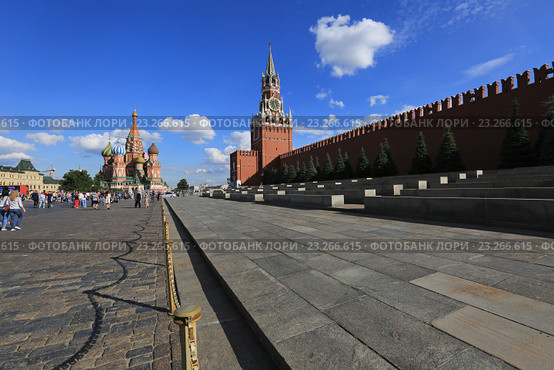 Москва, Красная площадь. Ограждения у Кремлевской стены, Спасская башня и собор Василия Блаженного (2016 год). Стоковое фото, фотограф Яна Королёва / Фотобанк Лори