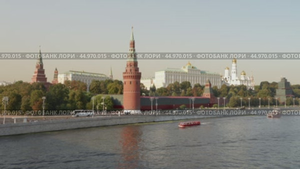 Москва, Кремлевская набережная. Четыре прогулочных теплохода проплывают мимо Кремлевской стены и Большого Кремлевского дворца. Теплое вечернее летнее освещение. Редакционное видео, видеограф Сергей Никифоров-Гордеев / Фотобанк Лори