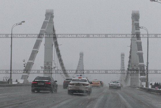 Москва Крымский мост зимой (2021 год). Редакционное фото, фотограф Дмитрий Неумоин / Фотобанк Лори