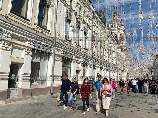 Москва, люди гуляют по Никольской улице летом (2019 год). Редакционное фото, фотограф Овчинникова Ирина / Фотобанк Лори