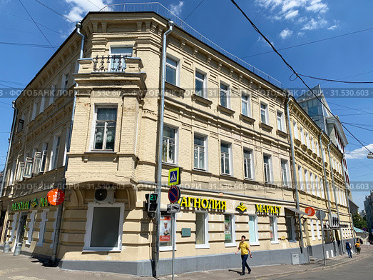 Москва, люди идут мимо дома 5 строение 1 в Лялином переулке. Ранее жилой дом с торговыми помещениями (1895, архитектор Алексей Щеглов). (2019 год). Редакционное фото, фотограф Овчинникова Ирина / Фотобанк Лори
