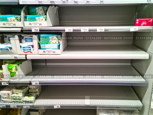 Москва, март 2022. Пустые полки в продуктовом магазине. Временные перебои с поставкой товаров. Редакционное фото, фотограф Мила Демидова / Фотобанк Лори