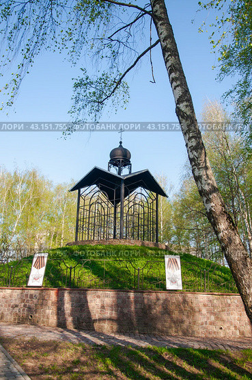 Москва. Мемориал и часовня в Парке Победы в селе Красная Пахра Троицкого округа (2024 год). Редакционное фото, фотограф Алёшина Оксана / Фотобанк Лори