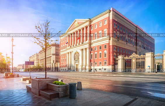 Москва. Мэрия на Тверской. City Hall building on Tverskaya Street (2019 год). Стоковое фото, фотограф Baturina Yuliya / Фотобанк Лори