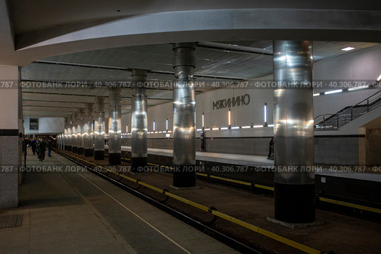 Москва.  Метрополитен. Вестибюль станции "Мякинино" (2023 год). Редакционное фото, фотограф Литвяк Игорь / Фотобанк Лори