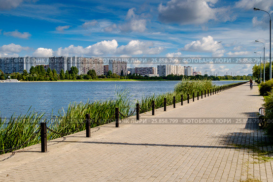 Москва, набережная Москвы-реки в Братеевском парке (2016 год). Стоковое фото, фотограф glokaya_kuzdra / Фотобанк Лори