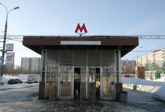 Москва, наземный вестибюль станции метро "Новоясеневская" (2010 год). Редакционное фото, фотограф Щеголева Ольга / Фотобанк Лори