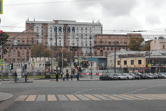 Москва, недокрашенное зданиена Таганке (2017 год). Стоковое фото, фотограф Дмитрий Неумоин / Фотобанк Лори