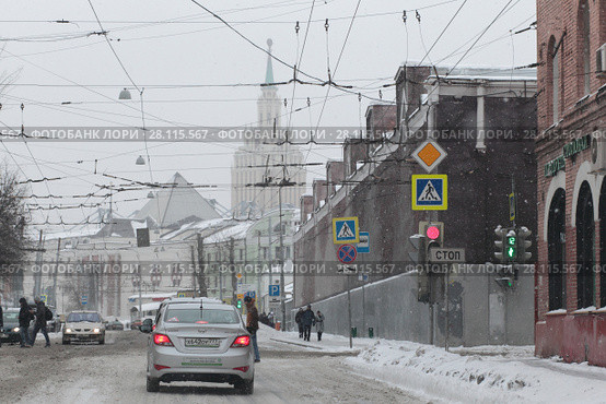 Москва, Новорязанская улица с видом на сталинскую высотку у трёх вокзалов (2018 год). Редакционное фото, фотограф Дмитрий Неумоин / Фотобанк Лори