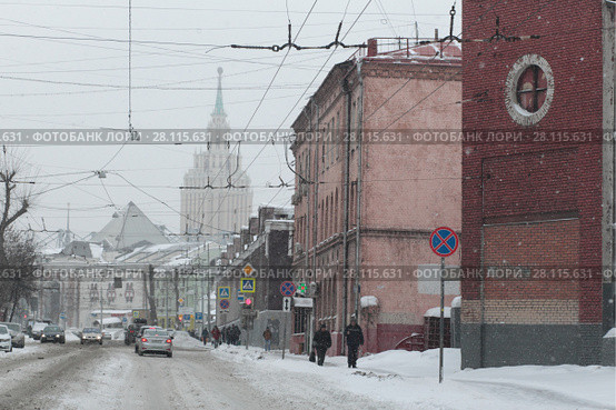 Москва, Новорязанская улица с видом на сталинскую высотку зимой (2018 год). Редакционное фото, фотограф Дмитрий Неумоин / Фотобанк Лори