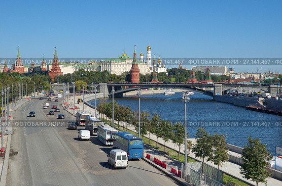 Москва. Осенний вид на Пречистенскую набережную и Московский Кремль (2017 год). Стоковое фото, фотограф Елена Коромыслова / Фотобанк Лори