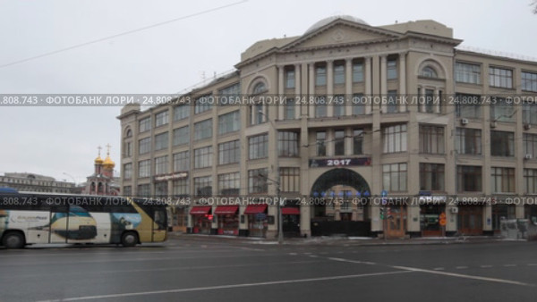 Москва, панорама Славянской площади зимой, слева на право (2017 год). Редакционное видео, видеограф Дмитрий Неумоин / Фотобанк Лори
