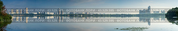 Москва. Панорамный вид на Большой Строгинский залив, здания района Строгино, Тушино, Щукино (2024 год). Стоковое фото, фотограф Александр К / Фотобанк Лори