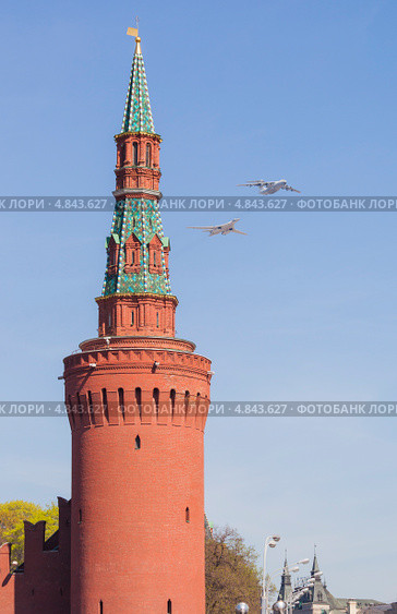 Москва. Парад Победы. Самолет заправщик Ил-78 и сверхзвуковой стратегический бомбардировщик-ракетоносец Ту-160 "Белый лебедь" пролетают над башней Кремля (2013 год). Редакционное фото, фотограф Литвяк Игорь / Фотобанк Лори