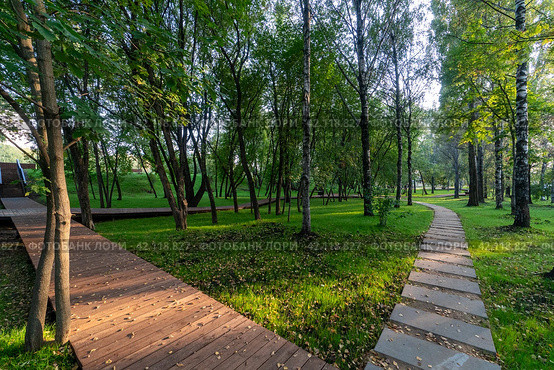 Москва. Парк «Берег реки Сходни», дорожки (2019 год). Стоковое фото, фотограф Александр К / Фотобанк Лори