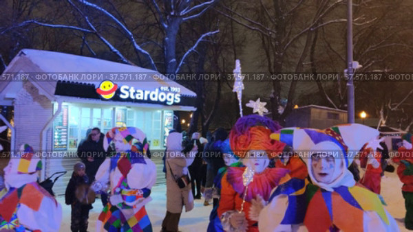 Москва, Парк Горького. Новогоднее праздничное шествие уличных артистов . Moscow, Gorky Park. New Year 's festive procession of street artists . Редакционное видео, видеограф Мария / Фотобанк Лори