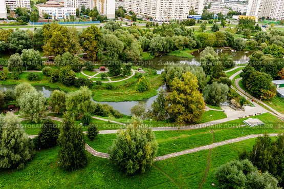 Москва,  парк в пойме реки Городня (2017 год). Стоковое фото, фотограф glokaya_kuzdra / Фотобанк Лори