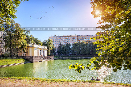 Москва. Павильон на Патриаршем пруду. Pavilion on the Patriarch's Pond (2019 год). Стоковое фото, фотограф Baturina Yuliya / Фотобанк Лори