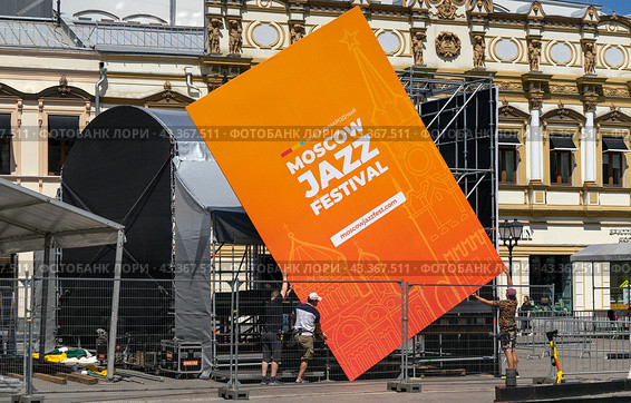 Москва, подготовка сцены для выступления джаза (2024 год). Редакционное фото, фотограф Валерий Леонидович / Фотобанк Лори