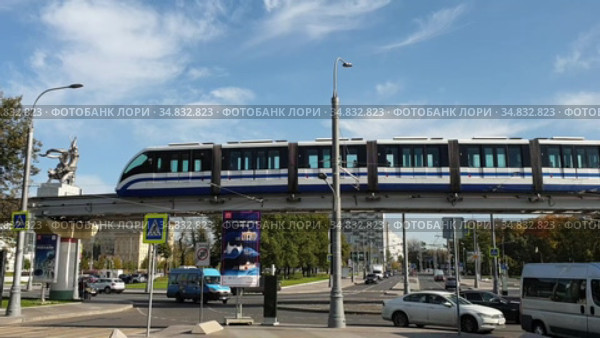 Москва. Поезд Московской монорельсовой транспортной системы (2020 год). Редакционное видео, видеограф Мила Демидова / Фотобанк Лори
