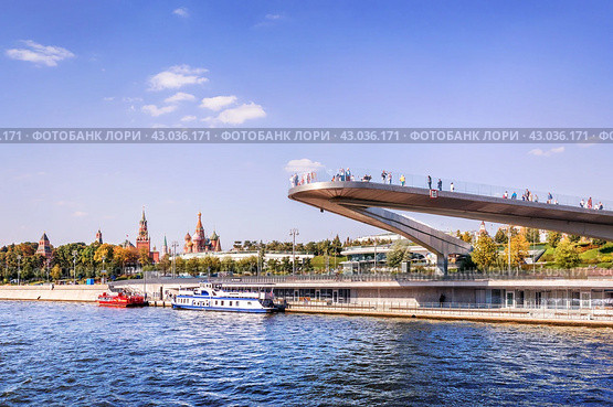 Москва-река, Кремль, парк "Зарядье", Парящий мост. Москва (2023 год). Редакционное фото, фотограф Baturina Yuliya / Фотобанк Лори