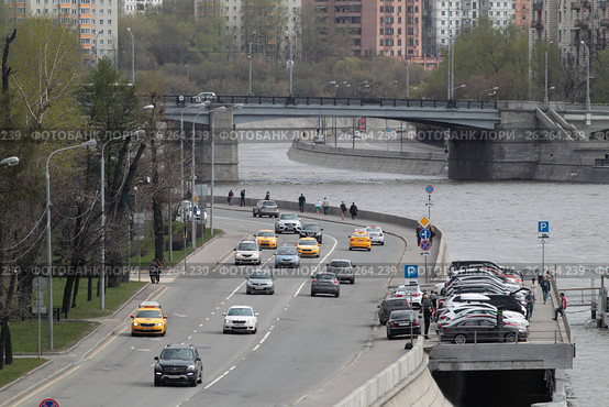 Москва река, Новоспасский мост и дома в южнопортовом районе (2017 год). Редакционное фото, фотограф Дмитрий Неумоин / Фотобанк Лори