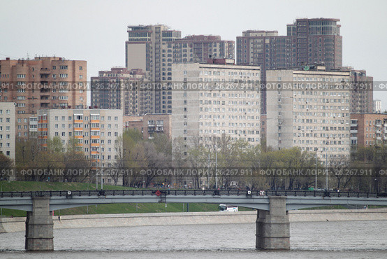 Москва река, Новоспасский мост и дома в южнопортовом районе (2017 год). Стоковое фото, фотограф Дмитрий Неумоин / Фотобанк Лори