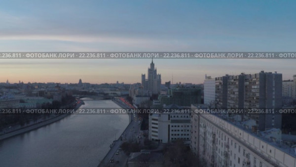 Москва-река в районе Котельнической набережной. Вылет через деревья вверх. Стоковое видео, видеограф Евгений Ковалев / Фотобанк Лори