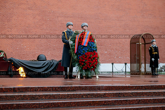 Москва, Россия - 04 декабря 2019: Солдаты роты почетного караула 154-го отдельного комендантского Преображенского полка возлагают венки к Могиле Неизвестного Солдата в Александровском саду у Кремлевской стены. Редакционное фото, фотограф Мария Москвицова / Фотобанк Лори