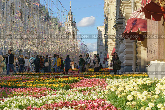 Москва, Россия - 4 июля 2019: Люди на Никольской улице. Редакционное фото, фотограф YuryKara / Фотобанк Лори