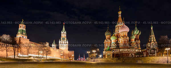Москва, Россия. Вечерний вид на Московский Кремль и Храм Василия Блаженного (Собор Покрова Пресвятой Богородицы, что на Рву). Достопримечательности Москвы. Широкая панорама. Стоковое фото, фотограф Андрей Степанов / Фотобанк Лори