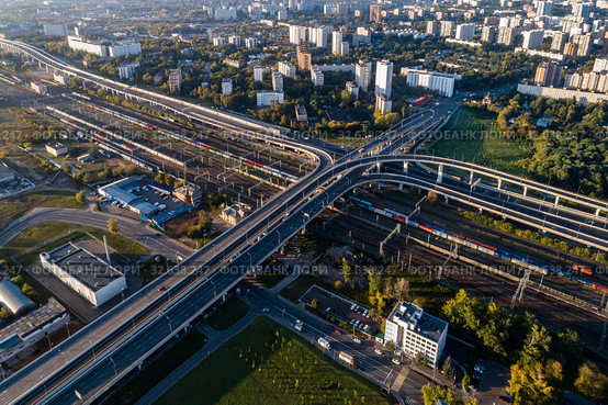 Москва, Северный округ, вид сверху на Ховринский путепровод (2019 год). Стоковое фото, фотограф glokaya_kuzdra / Фотобанк Лори
