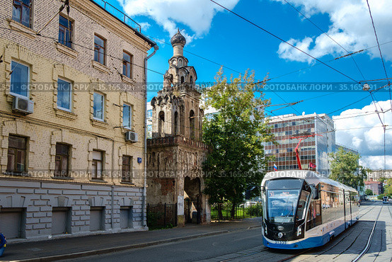 Москва, современный трамвай на Бауманской улице (2020 год). Редакционное фото, фотограф glokaya_kuzdra / Фотобанк Лори