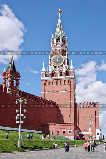 Москва. Спасская (Фроловская) и Царская башни Московского Кремля на фоне голубого неба (2015 год). Редакционное фото, фотограф Илюхина Наталья / Фотобанк Лори
