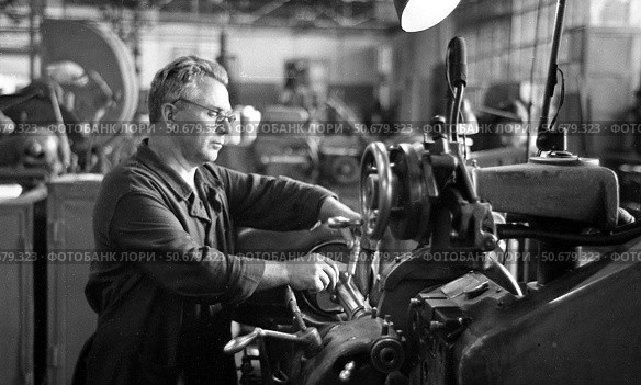 Москва, СССР, - 1959 год: возможно, один из цехов Опытного завода ЦНИИТМАШ. Редакционное фото, фотограф Михаил Дружинин / Фотобанк Лори