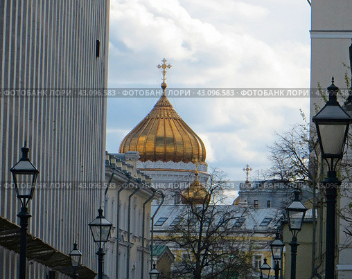 Москва. Староваганьковский переулок. Купола Никольской церкви. Россия. (2024 год). Редакционное фото, фотограф Мария Фетисова / Фотобанк Лори