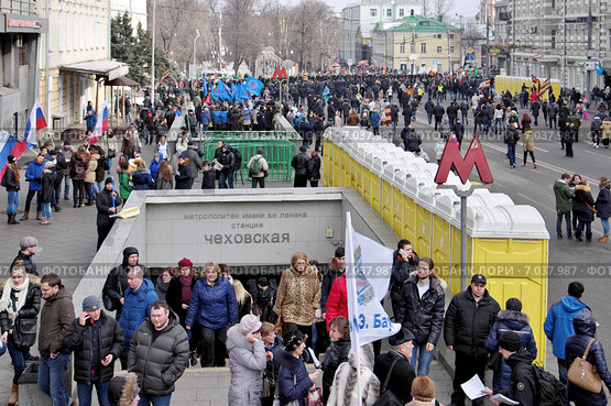 Москва. Страстной бульвар. Акция "Антимайдан". Люди собираются на митинг. 21 февраля 2015. Редакционное фото, фотограф Илюхина Наталья / Фотобанк Лори