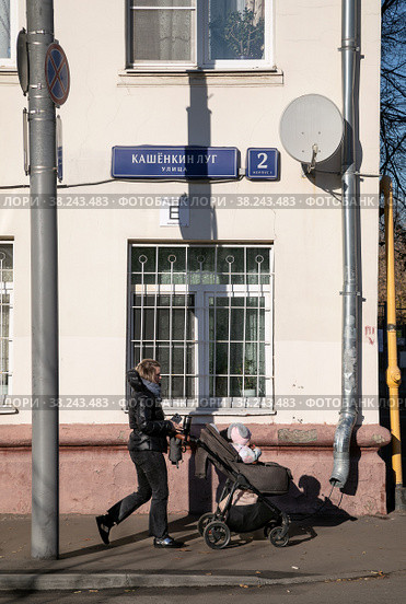Москва, СВАО, микрорайон Марфино, улица Кашёнкин Луг, 2 строение 1. Адресная табличка на фасаде дома, включенного в Программу реновации и подлежащего расселению и сносу (2022 год). Редакционное фото, фотограф Наталья Николаева / Фотобанк Лори