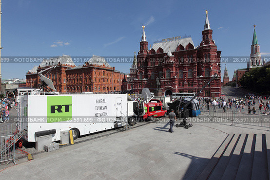 Москва, телекомпания RT на фоне Исторического музея (2018 год). Редакционное фото, фотограф Дмитрий Неумоин / Фотобанк Лори