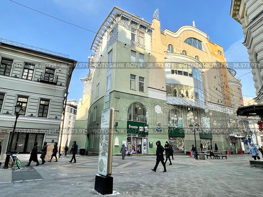 Москва, торговый центр Наутилус нf Никольской улицей зимой в ясный день (2022 год). Редакционное фото, фотограф Овчинникова Ирина / Фотобанк Лори