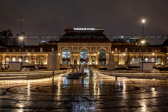 Москва.  Центральный вход в Павелецкий вокзал. Редакционное фото, фотограф Литвяк Игорь / Фотобанк Лори