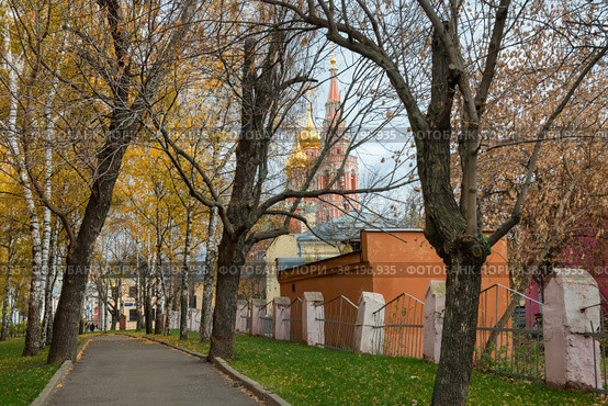 Москва. Церковь Воскресения Христова в Кадашах, вид с Лаврушинского переулка в осенний день. Городской осенний пейзаж (2021 год). Стоковое фото, фотограф Pukhov K / Фотобанк Лори