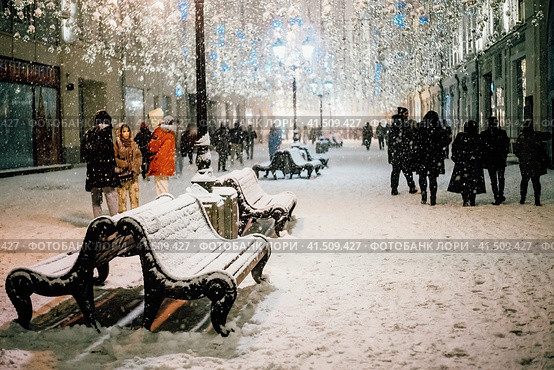 Москва. Туристы на Никольской улице в Новый год (2021 год). Редакционное фото, фотограф Галина Царькова / Фотобанк Лори