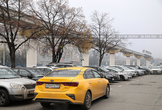 Москва, улица Академика Королева. Парковка автомашин под монорельсом рядом с  Останкинским телецентром (2021 год). Редакционное фото, фотограф Наталья Николаева / Фотобанк Лори