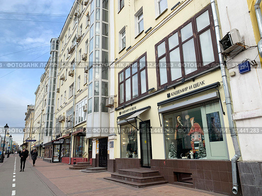Москва, улица Большая Никитская, дом 22/2, Сетевой магазин "Кашемир и шёлк". Доходный дом (1904—1905, архитектор К. В. Трейман) (2019 год). Редакционное фото, фотограф Овчинникова Ирина / Фотобанк Лори