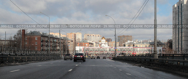 Москва, улица Боженко с видом на храм святого праведного Иоанна Русского (2019 год). Редакционное фото, фотограф Дмитрий Неумоин / Фотобанк Лори