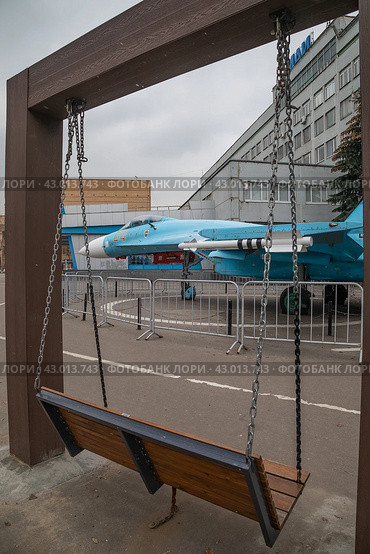 Москва, улица Дубосековская, дом 4, корпус 6. Качели у здания Московского авиационного института (МАИ) (2023 год). Редакционное фото, фотограф Наталья Николаева / Фотобанк Лори