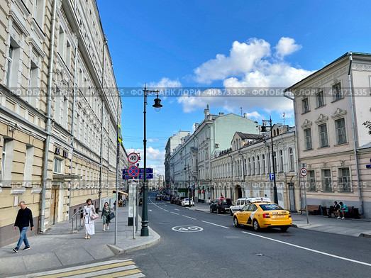 Москва, улица Петровка летом в солнечную погоду: дома 21, 23. Крапивенский переулок, 2 (2021 год). Редакционное фото, фотограф Овчинникова Ирина / Фотобанк Лори