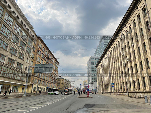 Москва, улица Радио весной в пасмурную погоду (2023 год). Стоковое фото, фотограф Овчинникова Ирина / Фотобанк Лори